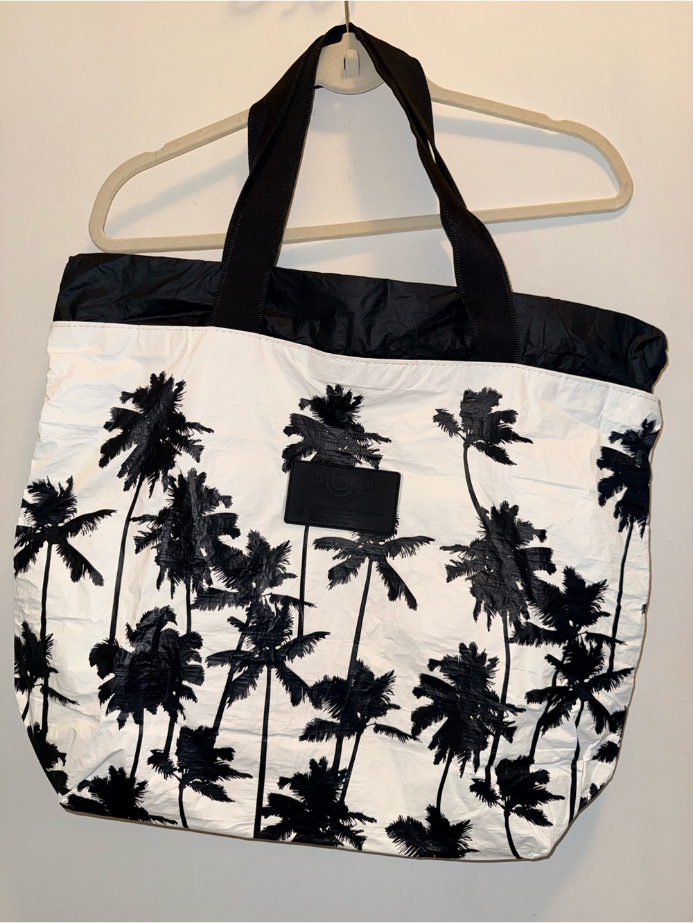 ALOHA Collection Coco Palms Day Tripper Tote - Black on White - Picture 2 of 5